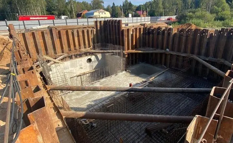Монтаж распорной системы и обвязка котлованов