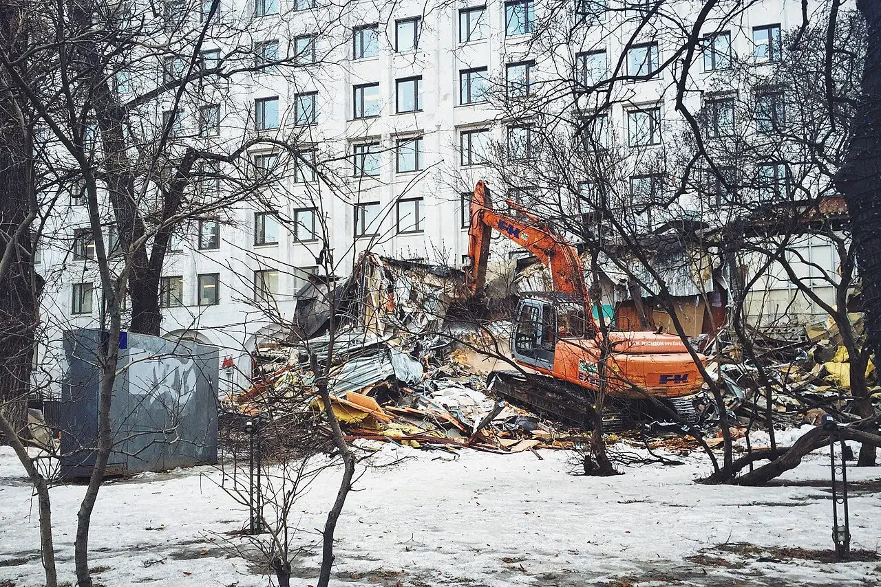 Разборка здания экскаватором в центре Москвы