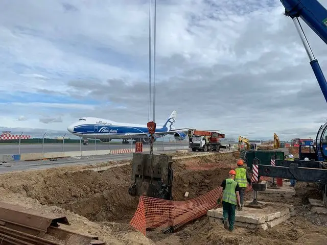 Котлован у перрона Шереметьево, на фоне грузовой Boeing 747
