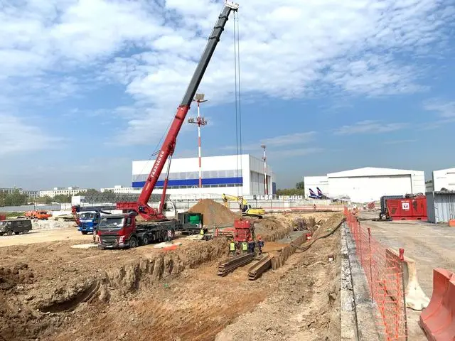 Автокран с вибропогружателем, траншея со шпунтом в Шереметьево