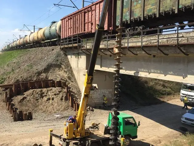 Бурение и шпунтовое ограждение у железнодорожного моста