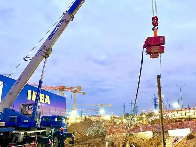 Погружение шпунта автокраном у торгового центра