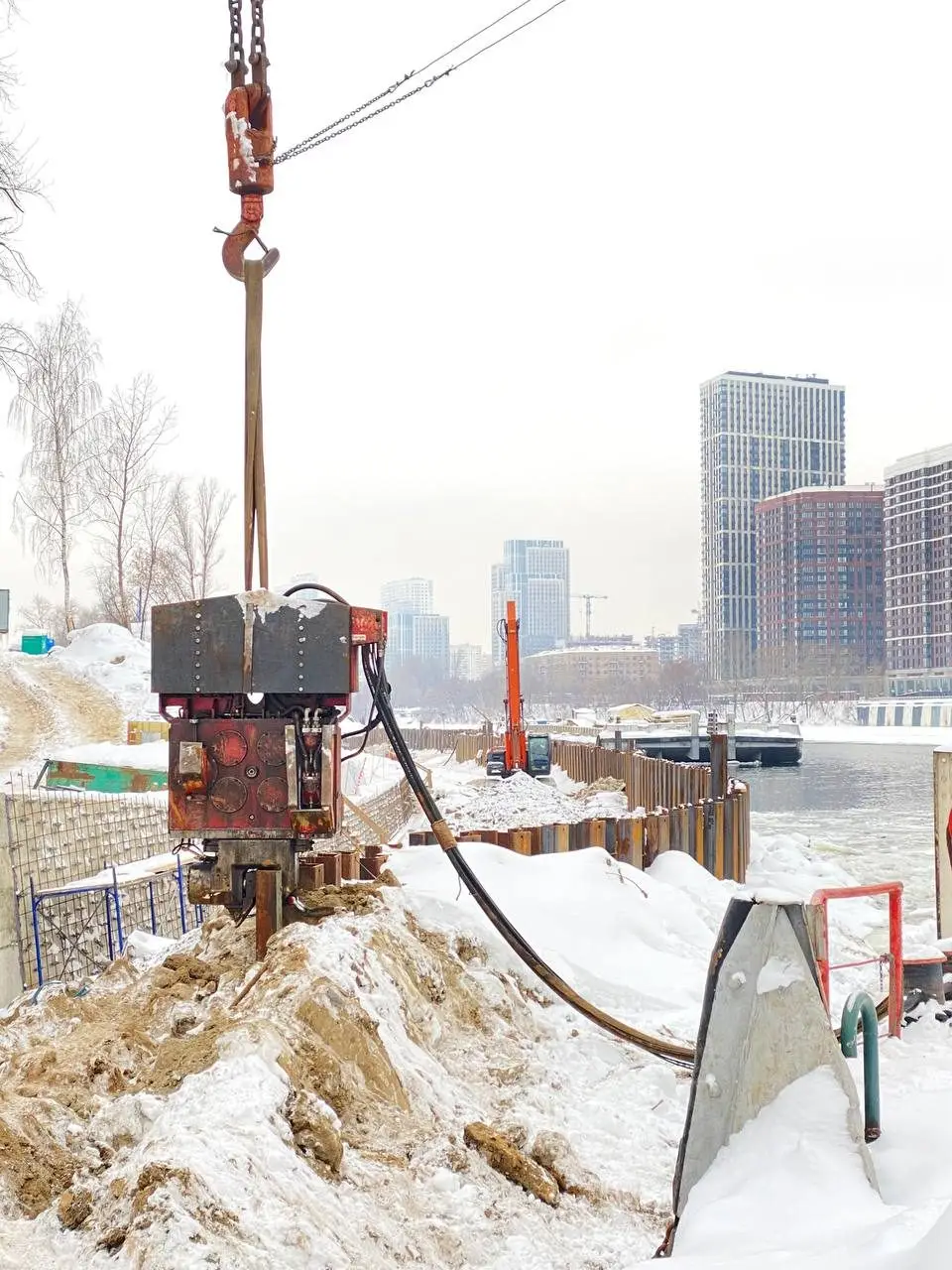 Вибропогружатель на шпунте зимой у набережной