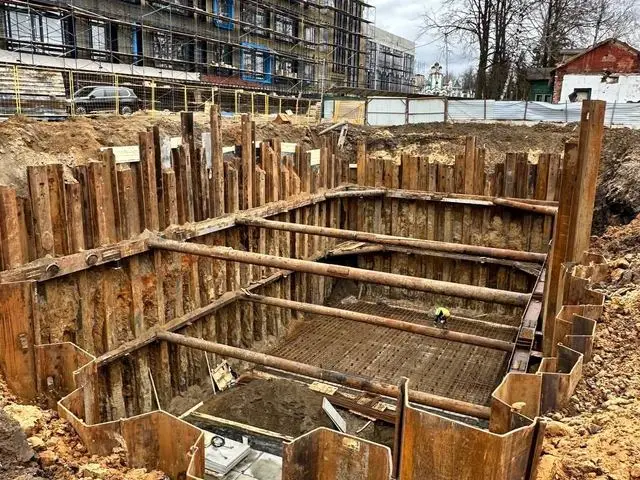 Котлован в шпунтовом ограждении с обвязочным поясом и распорками