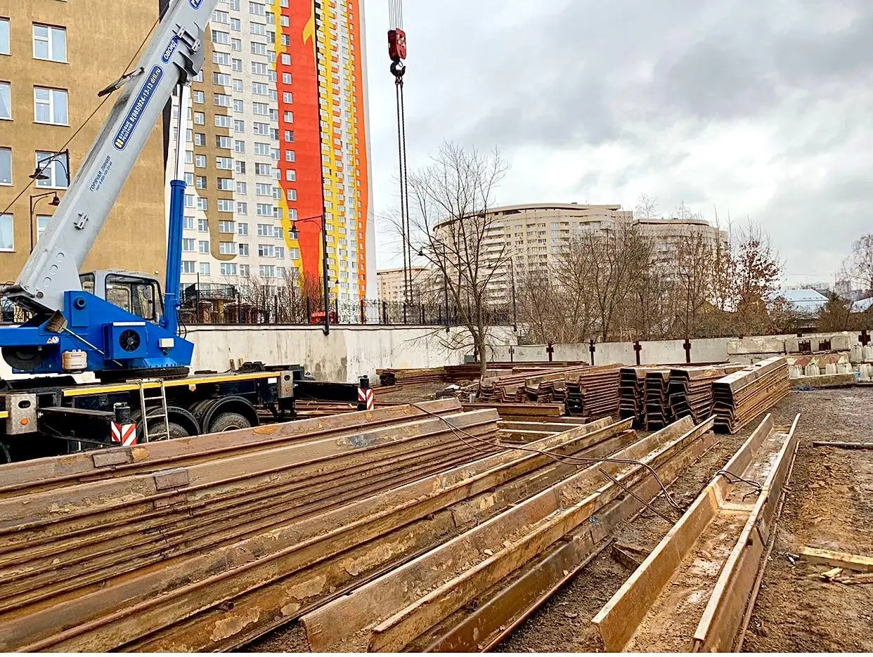 Шпунт Ларсена на площадке перед погружением