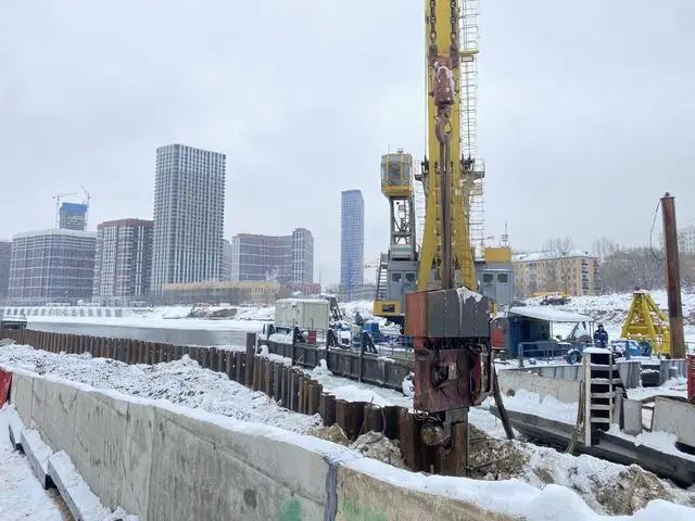 Шпунтовая стенка вдоль набережной зимой