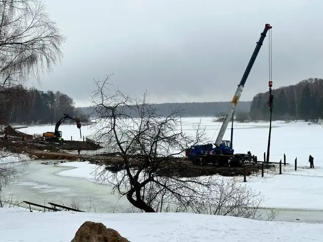Работы у берега водоёма зимой