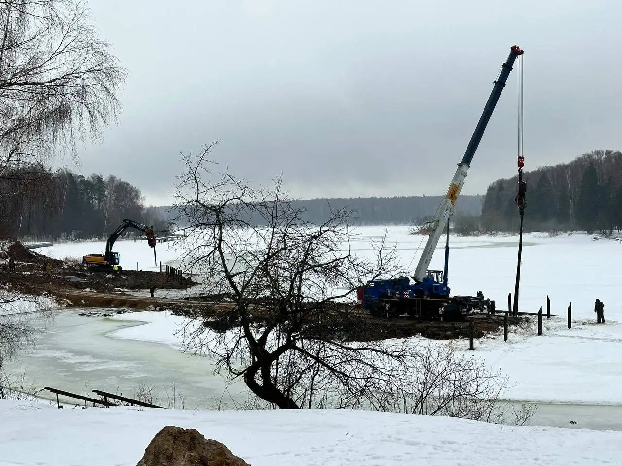 Работы у берега водоёма зимой