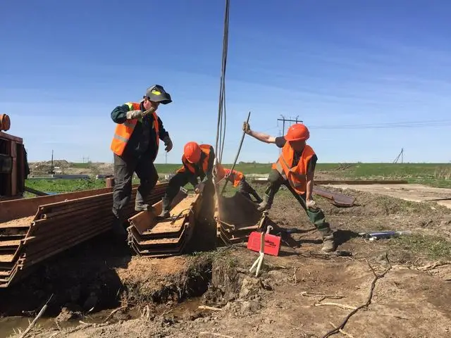 Бригада заводит шпунт в замок