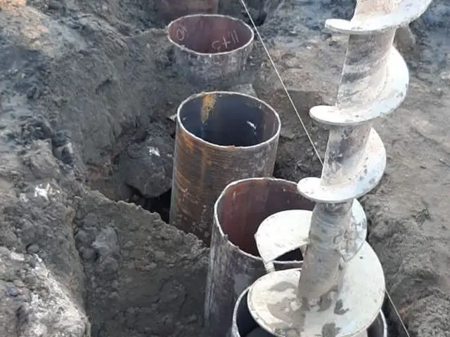 Трубы в скважинах и буровой шнек