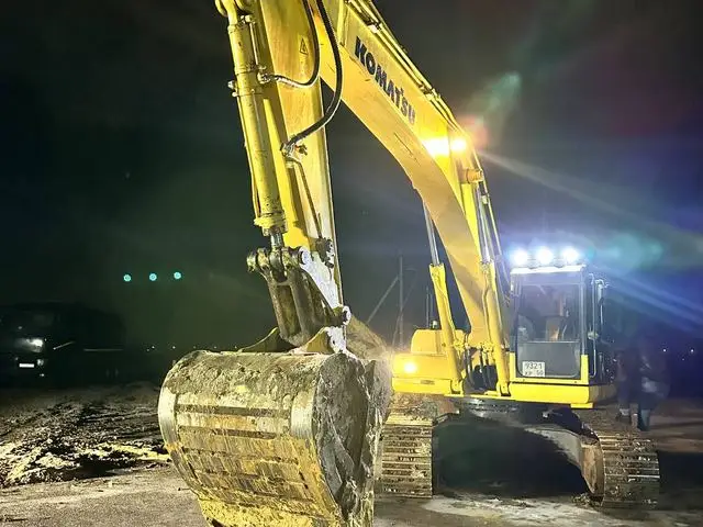 Экскаватор на ночной смене
